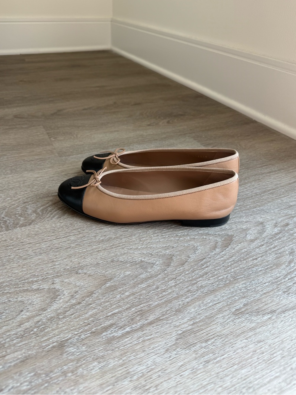 CHANEL 23B Lambskin Dark Beige and Black Leather Cap-Toe Ballet Flats Size 38 - Picture 9 of 12